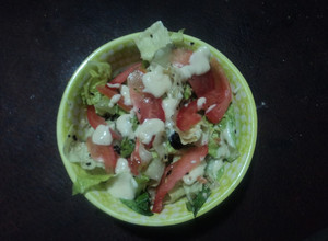 Una foto de Ensalada de lo que hay con aderezo de mayonesa y queso fresco cremoso el geras
