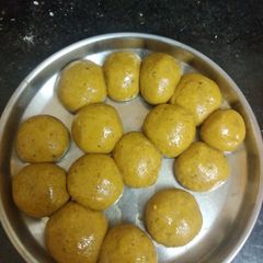 A picture of Besan ladoo.
