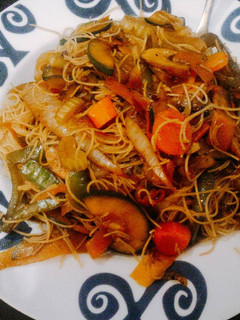 Una foto de Wok de verduras con fideos chinos