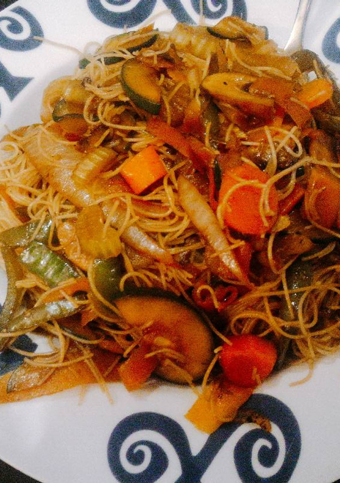 Una foto de Wok de verduras con fideos chinos