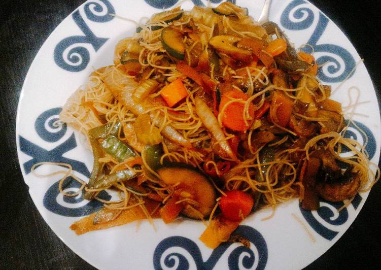 Wok de verduras con fideos chinos