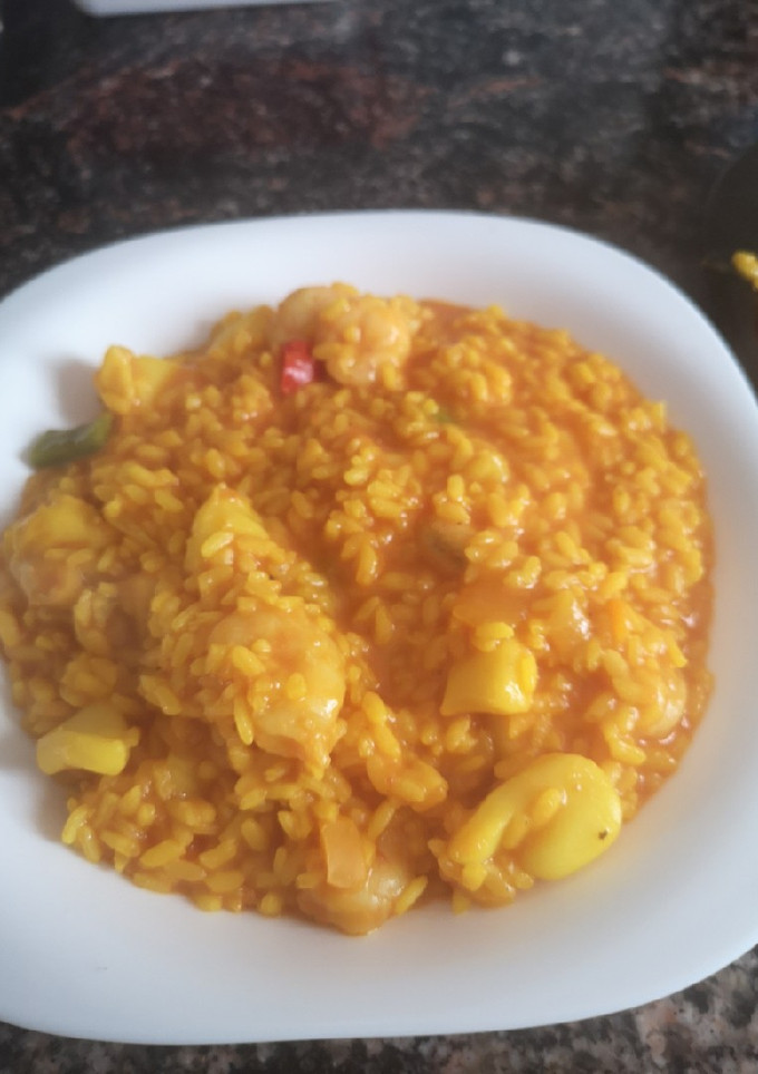 Una foto de Arroz sepia y gambas