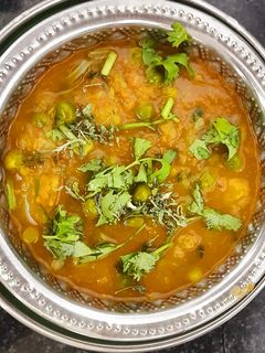ஆலு மட்டர் கிரேவி (Aaloo mattar gravy recipe in tamil) செய்முறை முக்கிய புகைப்படம்