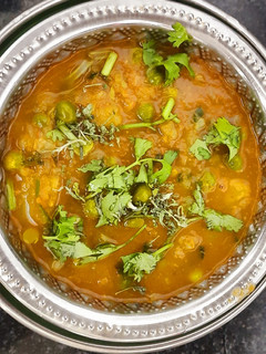 ஆலு மட்டர் கிரேவி (Aaloo mattar gravy recipe in tamil) செய்முறை முக்கிய புகைப்படம்