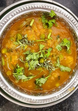ஆலு மட்டர் கிரேவி (Aaloo mattar gravy recipe in tamil) செய்முறை முக்கிய புகைப்படம்