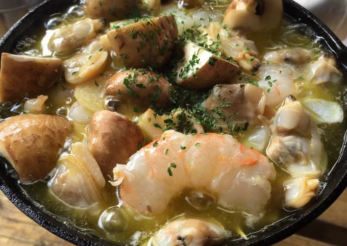 Recipe of Speedy Ajillo - Spanish style garlic seafood and mushrooms