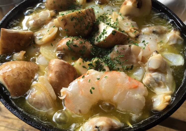Ajillo - Spanish style garlic seafood and mushrooms