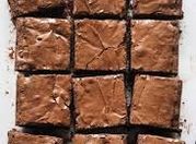 Una foto de brownie con yogur natural