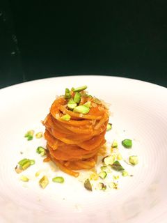 Una foto de Espaguetis integrales con salsa de piquillos y pistachos crujientes (sin lácteos)