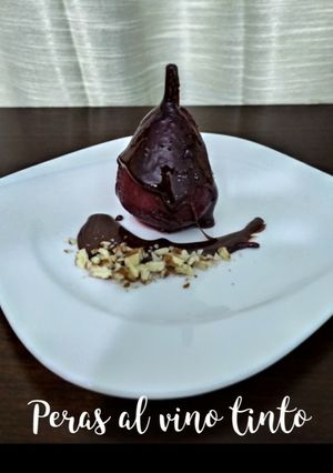 Una foto de Peras al vino tinto 🍐🍷