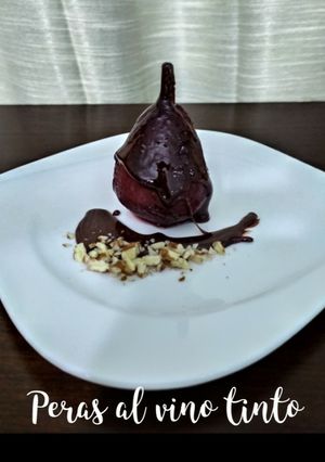 Una foto de Peras al vino tinto 🍐🍷