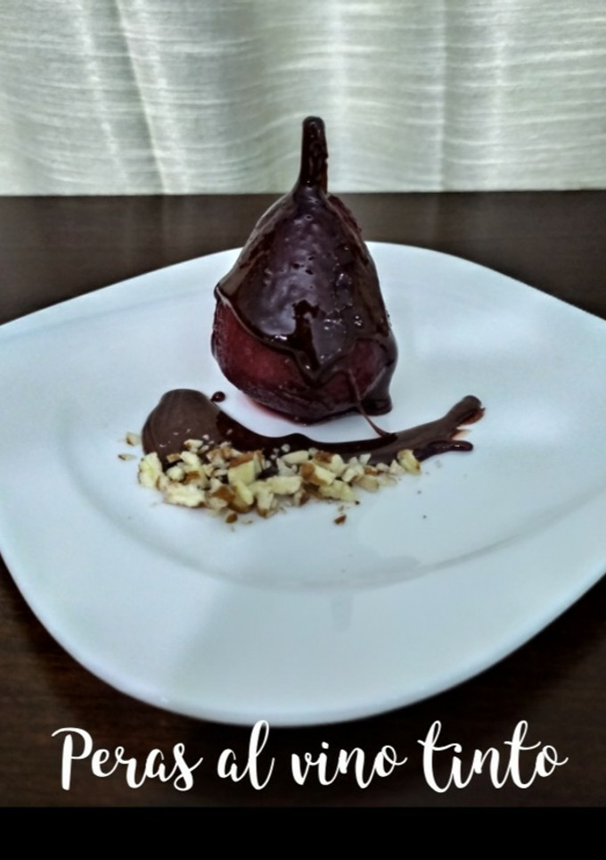 Una foto de Peras al vino tinto 🍐🍷