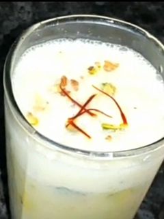 केसर पिस्ता लस्सी (kesar pista lassi recipe in Hindi) रेसिपी मुख्य फोटो