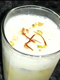 केसर पिस्ता लस्सी (kesar pista lassi recipe in Hindi) रेसिपी मुख्य फोटो