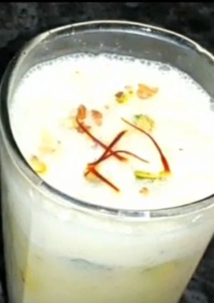 केसर पिस्ता लस्सी (kesar pista lassi recipe in Hindi) रेसिपी मुख्य फोटो