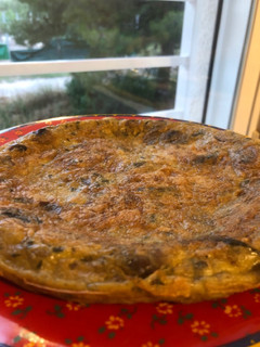 Una foto de Tortilla de champiñones con ajo y perejil