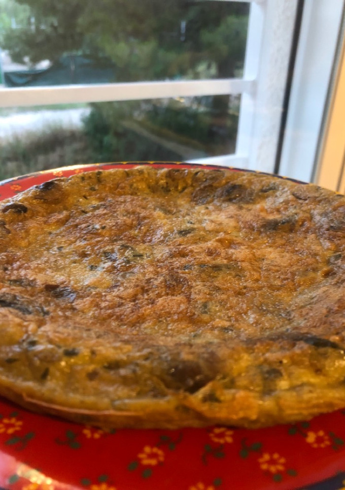 Una foto de Tortilla de champiñones con ajo y perejil