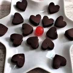 Una foto de Bombones de chocolate con cerezas en forma de corazón