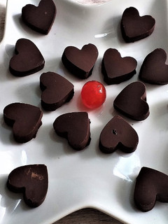 Una foto de Bombones de chocolate con cerezas en forma de corazón