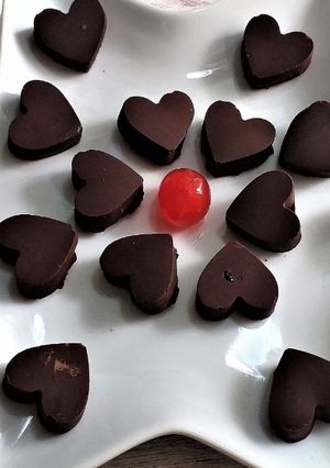 Una foto de Bombones de chocolate con cerezas en forma de corazón