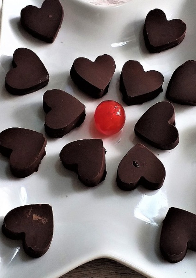 Una foto de Bombones de chocolate con cerezas en forma de corazón