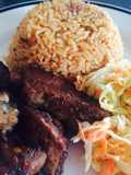 Moro de habichuela con costillas ala BBQ y cole slaw