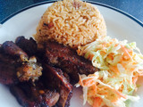 Moro de habichuela con costillas ala BBQ y cole slaw