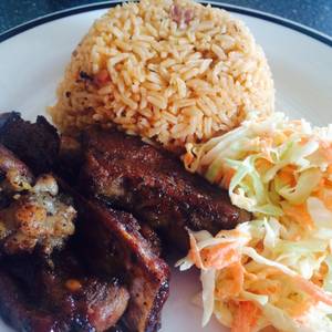 Moro de habichuela con costillas ala BBQ y cole slaw