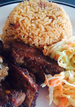 Una foto de Moro de habichuela con costillas ala BBQ y cole slaw