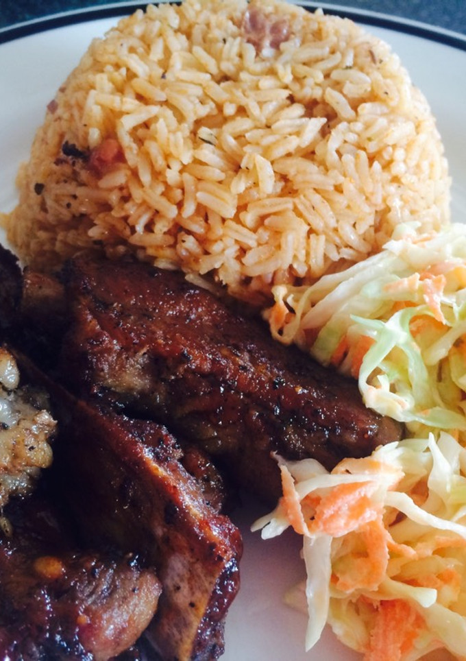 Una foto de Moro de habichuela con costillas ala BBQ y cole slaw
