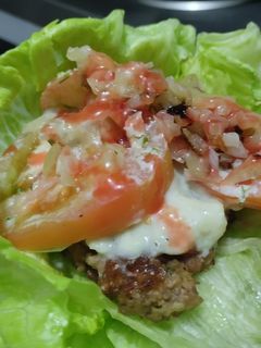 Una foto de Hamburguesa🥬🍔🧆sin pan🥩🍅🧅