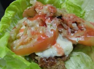 Una foto de Hamburguesa🥬🍔🧆sin pan🥩🍅🧅