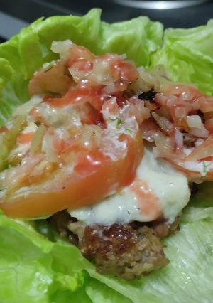 Una foto de Hamburguesa🥬🍔🧆sin pan🥩🍅🧅