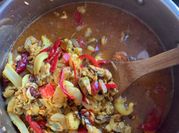 Una foto de paella de marisco congelado