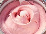 Una foto de helado de frutilla con leche