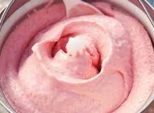 Una foto de Helado de frutilla
