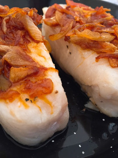 Una foto de Merluza con refrito de ajo y cebolleta al pimentón