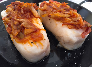 Foto principal de Merluza con refrito de ajo y cebolleta al pimentón