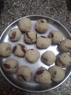 ரவா லட்டு(Rava Ladoo Recipe in Tamil) செய்முறை முக்கிய புகைப்படம்