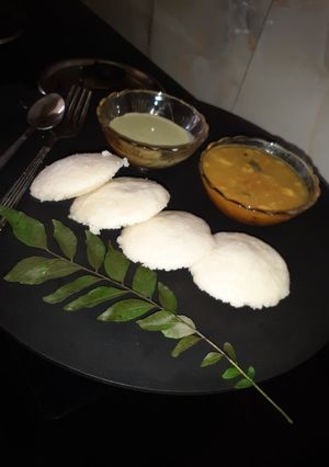 स्पोंजी इडली (sponji idli recipe in Hindi) रेसिपी मुख्य फोटो