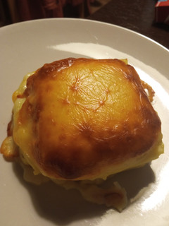 Una foto de Torre de patatas con jamón y queso