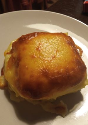 Una foto de Torre de patatas con jamón y queso