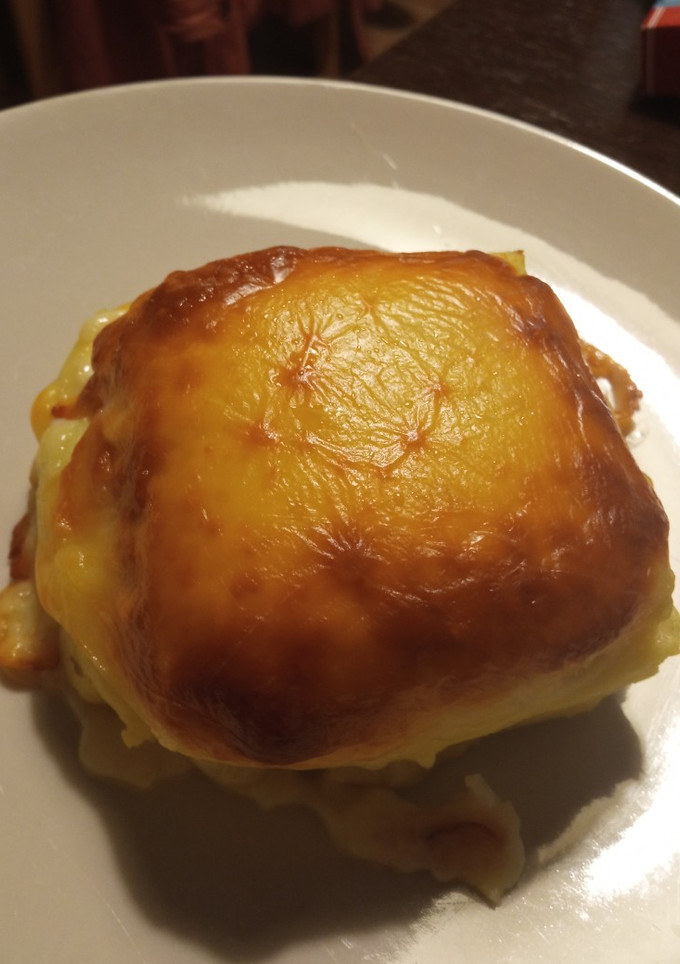 Una foto de Torre de patatas con jamón y queso