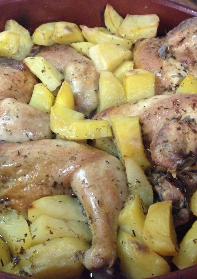 Una foto de Pollo asado marinado al limón y lima con orégano