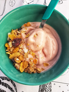 Una foto de Helado saludable de banana y frutilla - Smoothie bowl