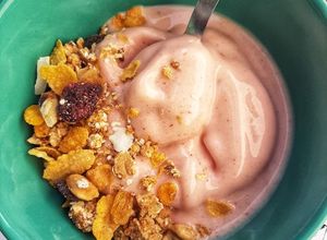 Una foto de Helado saludable de banana y frutilla - Smoothie bowl