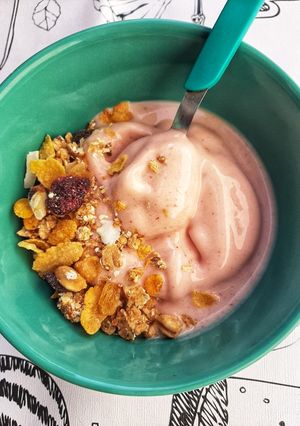 Una foto de Helado saludable de banana y frutilla - Smoothie bowl