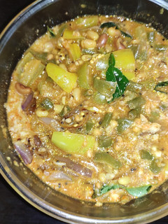 தட்டைப்பயறு கத்தரிக்காய் புளிக்குழம்பு (Thattaipayaru kathirikkaai pulikulambu recipe in tamil) செய்முறை முக்கிய புகைப்படம்