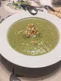 Crema de calabacín y apio con daditos de pechuga pollo
