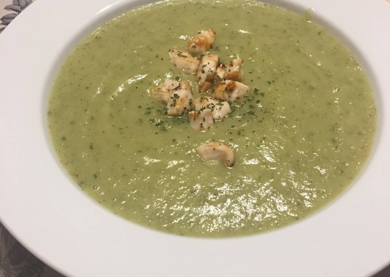 Crema de calabacín y apio con daditos de pechuga pollo